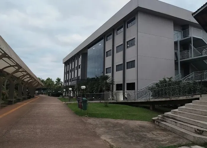 Bloco acadêmico de quatro pavimentos ligado à passarela coberta