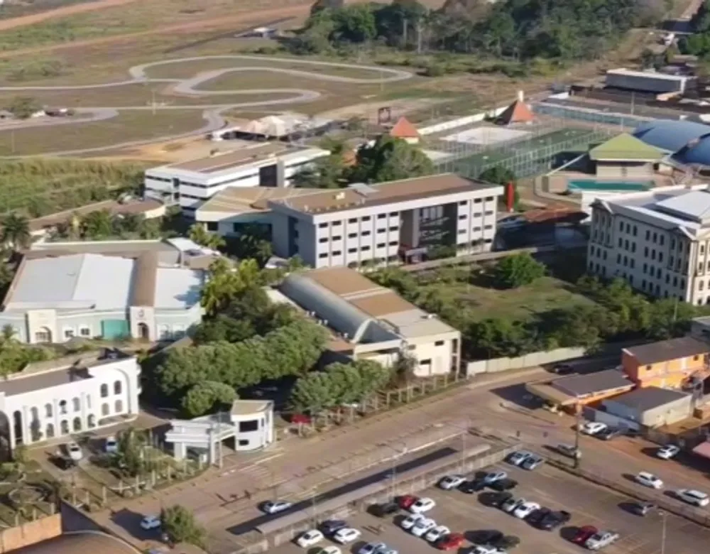 Vista aérea do campus em Porto Velho, com os blocos acadêmicos, quadras e estacionamento