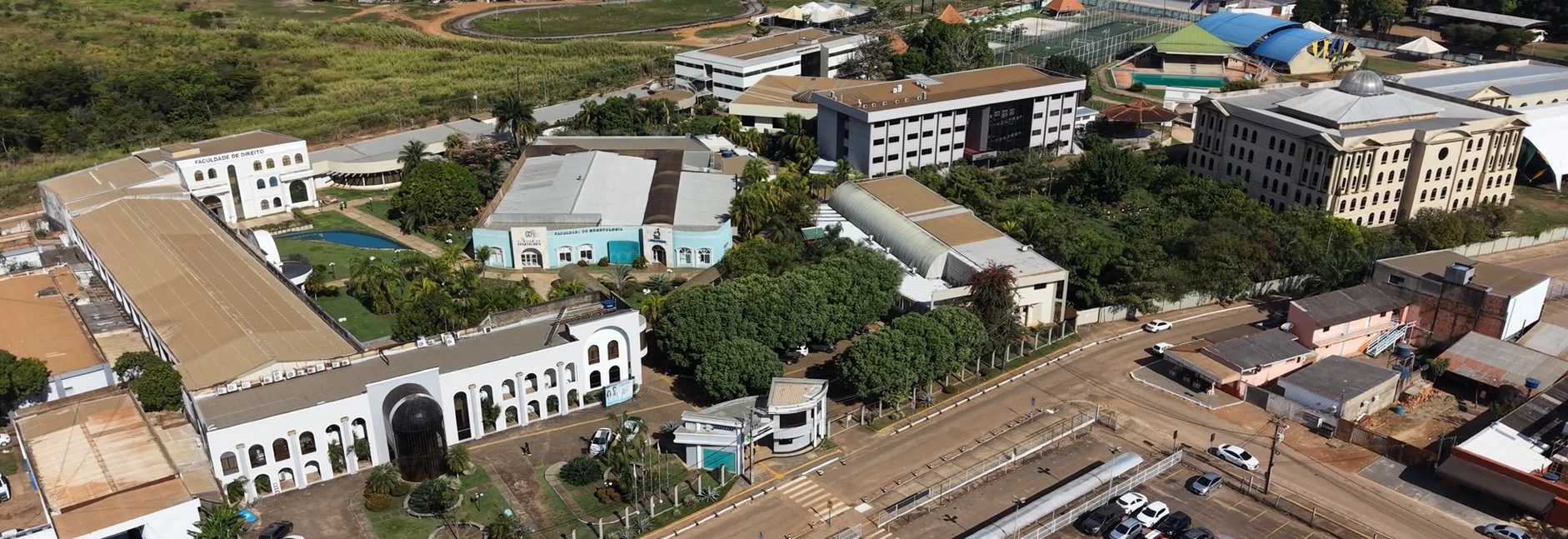 Vista aérea do campus da FIMCA em Porto Velho, com a Faculdade de Direito, a Faculdade de Odontologia e os blocos acadêmicos