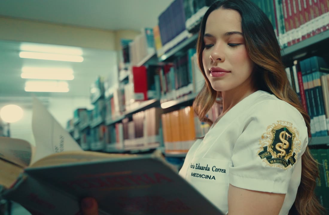 Acadêmica de Medicina da FIMCA estudando na biblioteca do campus