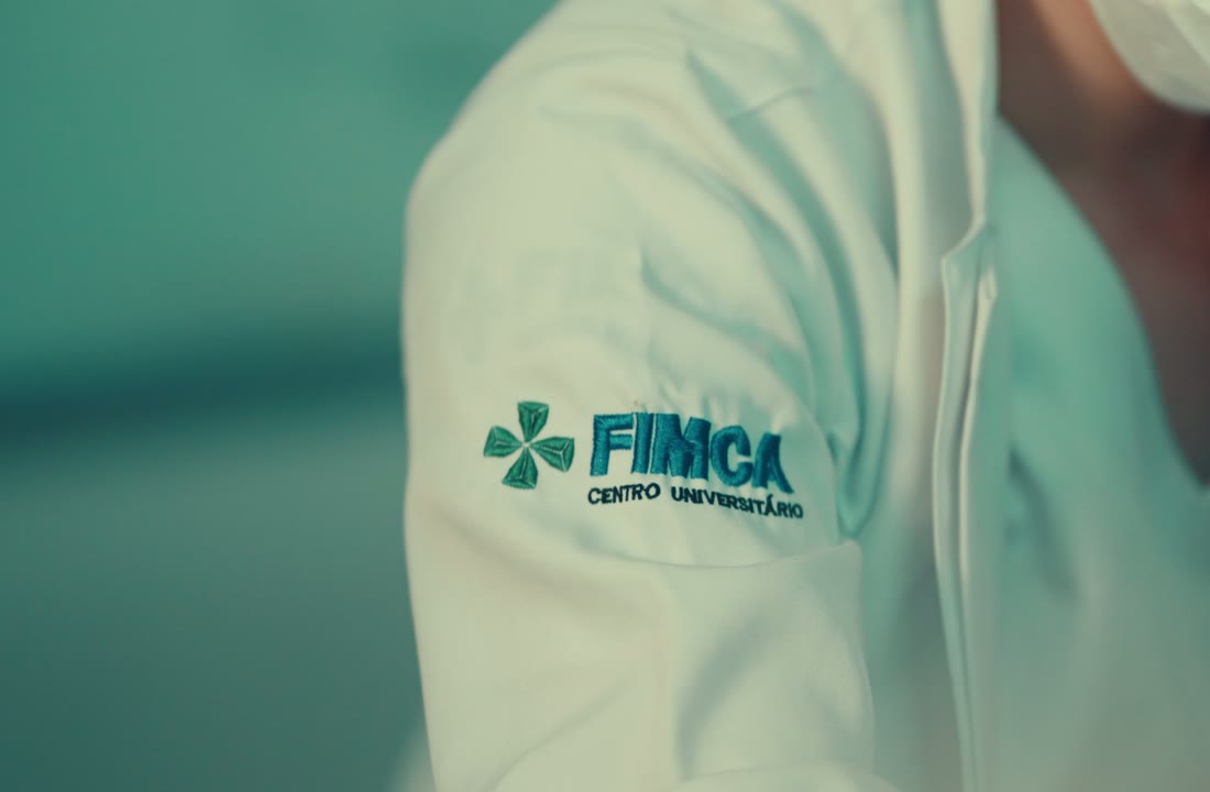 Jaleco com o bordado da FIMCA