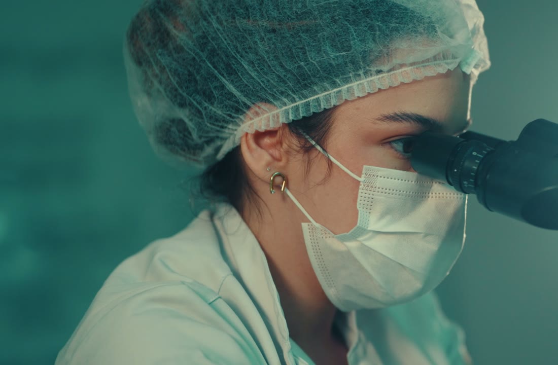 Acadêmica de Medicina em prática de microscopia