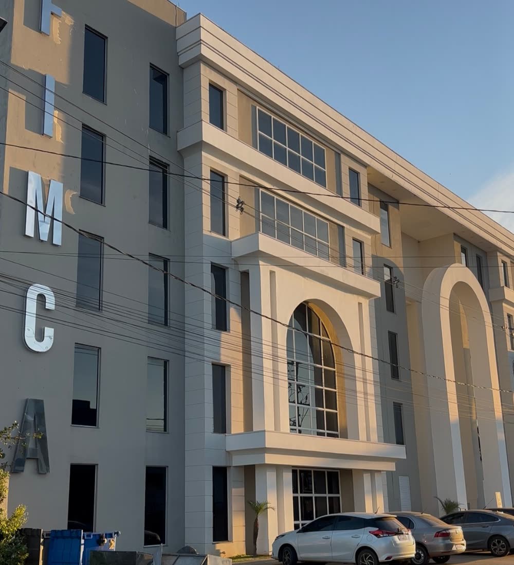 Prédio da FIMCA Vilhena, com o letreiro vertical na fachada